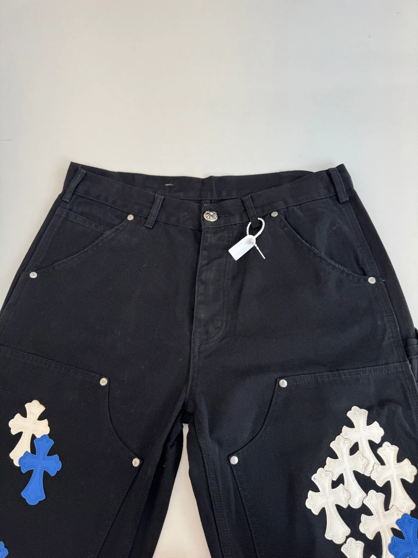 P670 Chrome Heart*/Chrome Heart CH leather work jeans are made of twill high-ounce washed denim fabric, exclusive ch-specific logging overalls pattern (not Levi's Vintage) custom-woven and dyed fabric, and the two-color cross is cowhide + sheepskin (all leather imported from Italy is custom-dyed separately, with consistent texture and no color difference). The stitch length, thread color, and wiring of the car are exactly the same. The inner lining is jacquard, with embroidery on the waist, 925 silver hardware, and heavy-duty washing and manual polishing.  Size: 32/34/36/38
